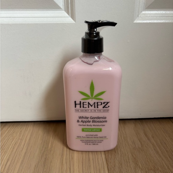 Hempz Other - Hempz White Gardenia & Apple Blossom Herbal Body Moisturizer 17 Fl Oz
